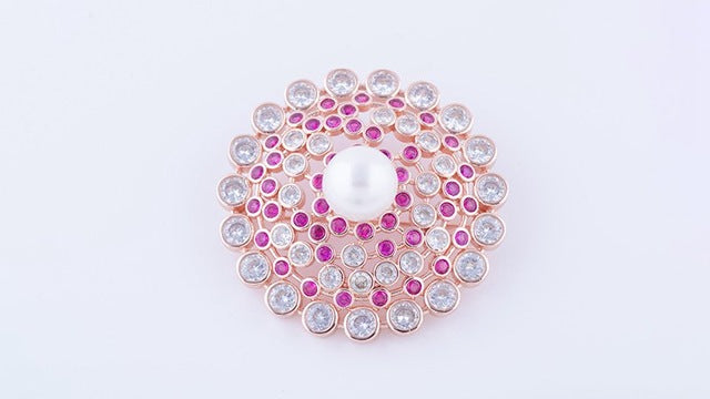 Elegant Pearl Flower Brooch